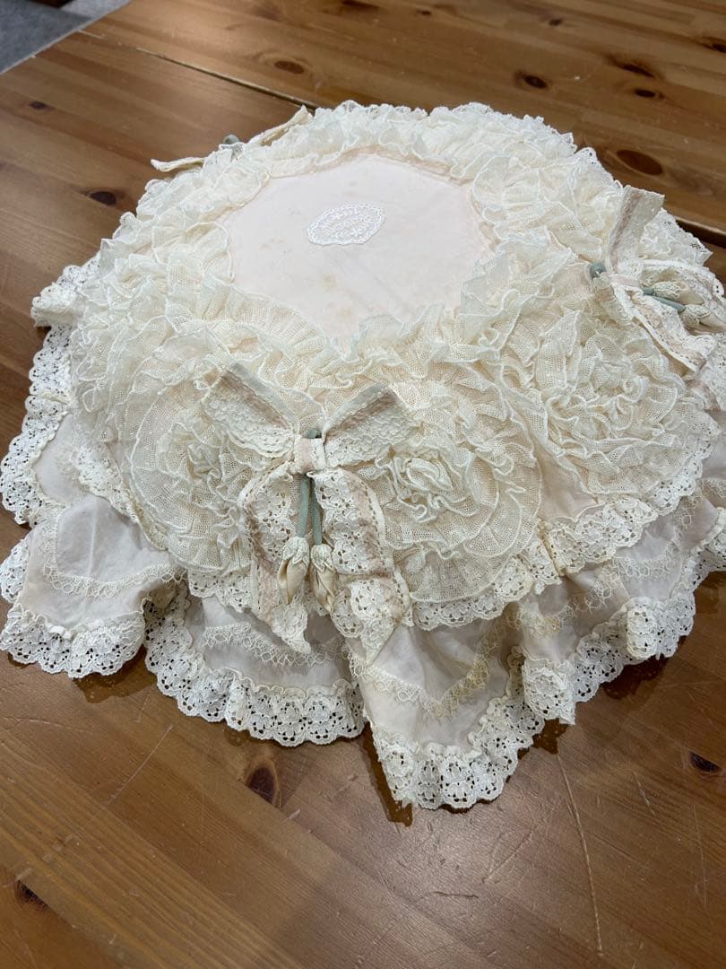 未使用さえらヒスクロスーネ薄ピンク フリルリ丸いクッション(薄いシミ有り)