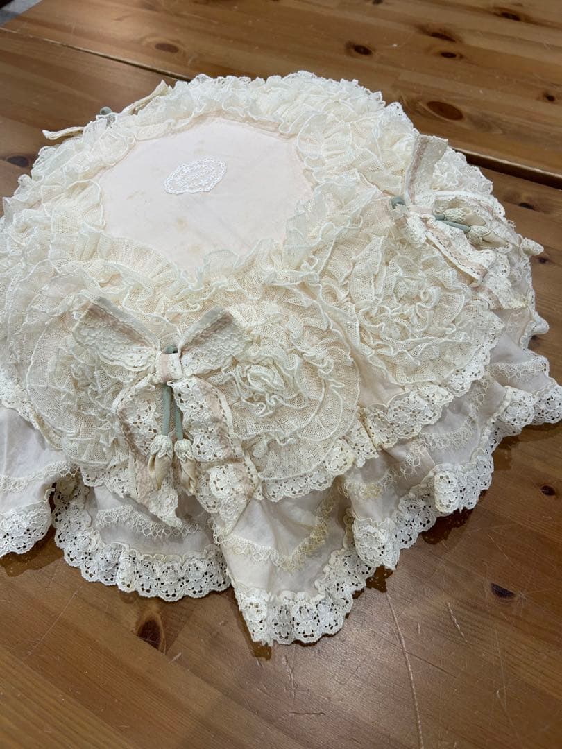 未使用さえらヒスクロスーネ薄ピンク フリルリ丸いクッション(薄いシミ有り)