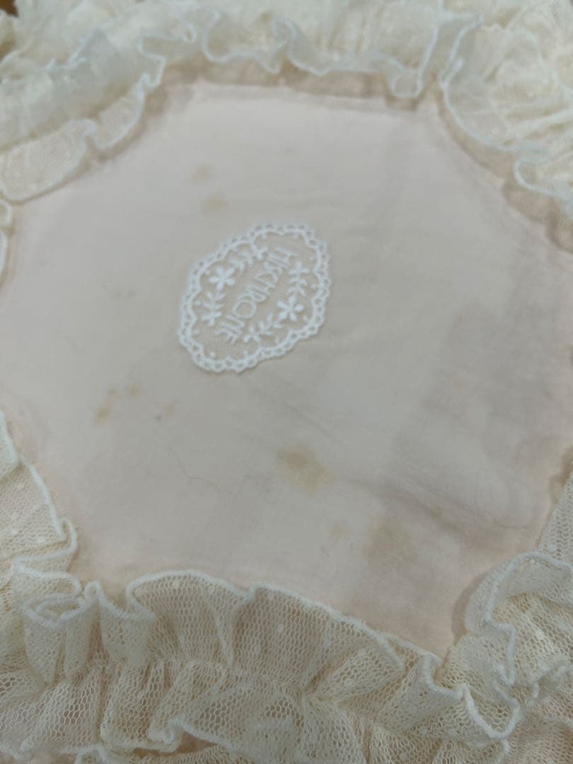 未使用さえらヒスクロスーネ薄ピンク フリルリ丸いクッション(薄いシミ有り)