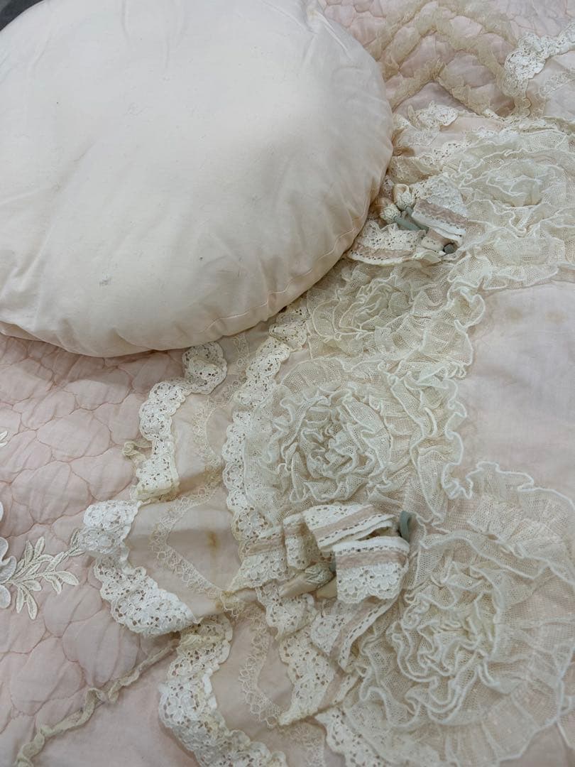 未使用さえらヒスクロスーネ薄ピンク フリルリ丸いクッション(薄いシミ有り)