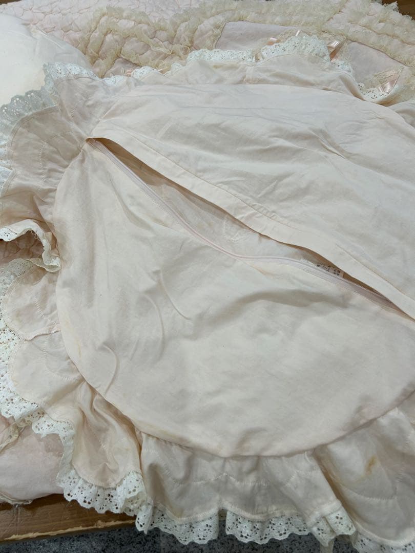 未使用さえらヒスクロスーネ薄ピンク フリルリ丸いクッション(薄いシミ有り)