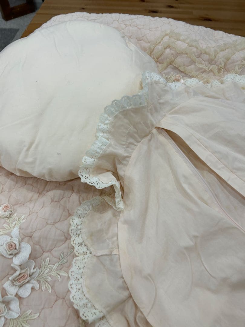 未使用さえらヒスクロスーネ薄ピンク フリルリ丸いクッション(薄いシミ有り)