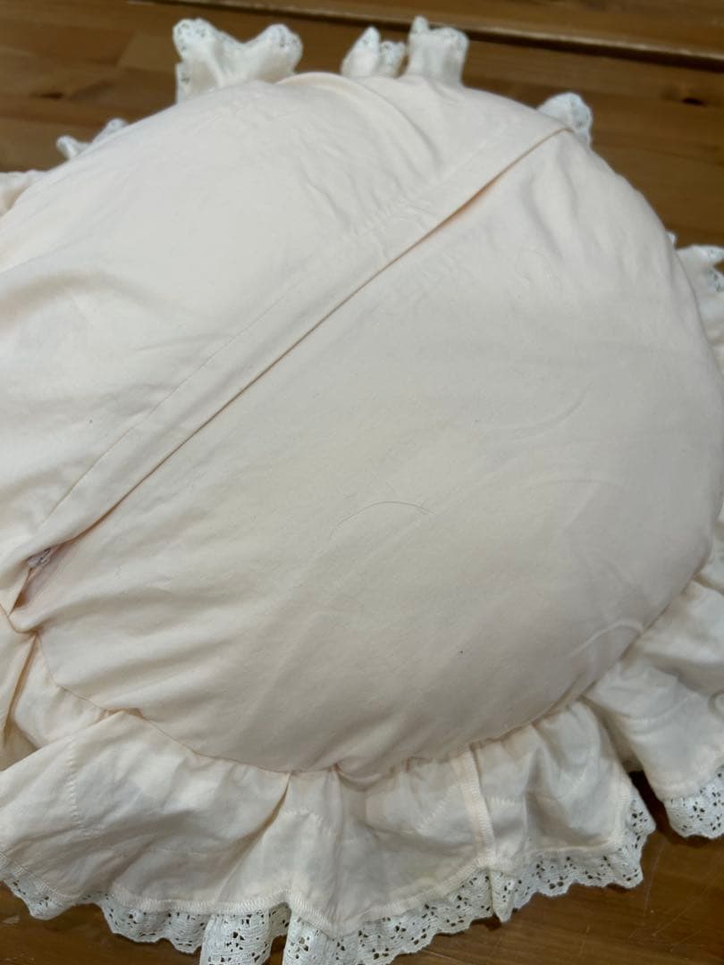 未使用さえらヒスクロスーネ薄ピンク フリルリ丸いクッション(薄いシミ有り)