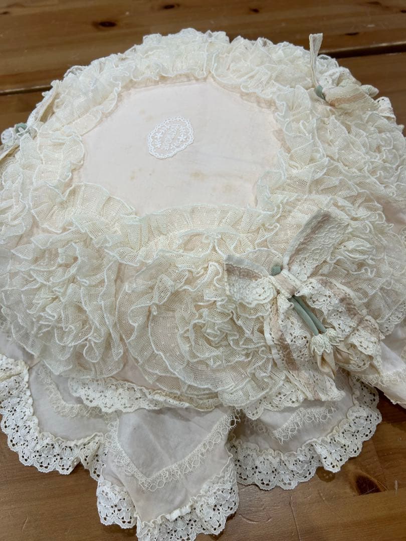 未使用さえらヒスクロスーネ薄ピンク フリルリ丸いクッション(薄いシミ有り)