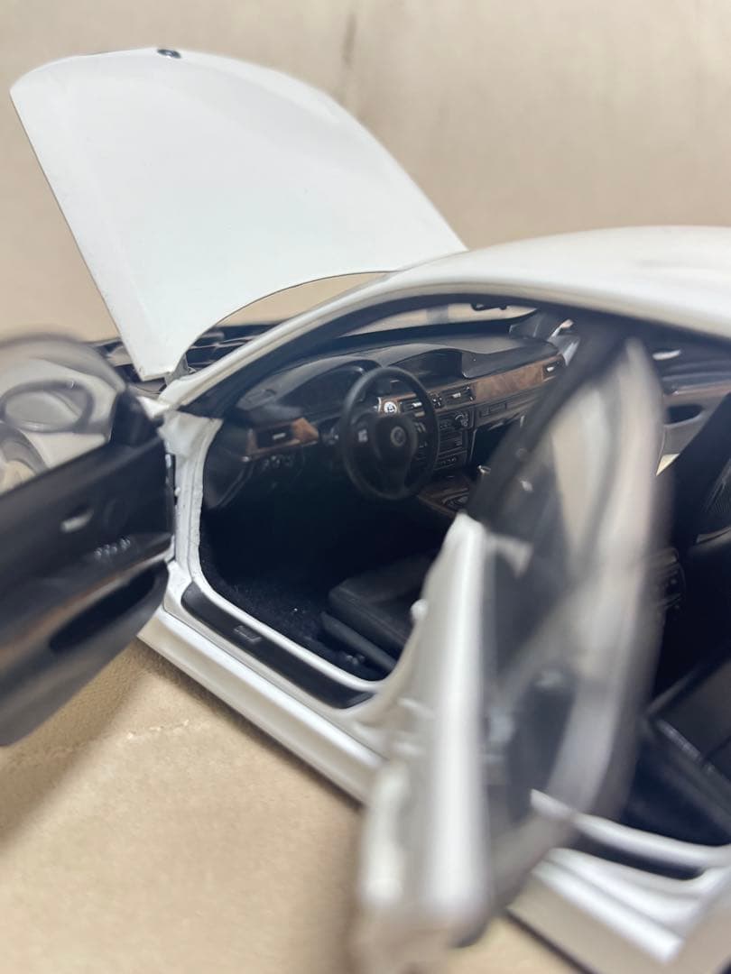 1/18 京商  330i E90 ホワイト