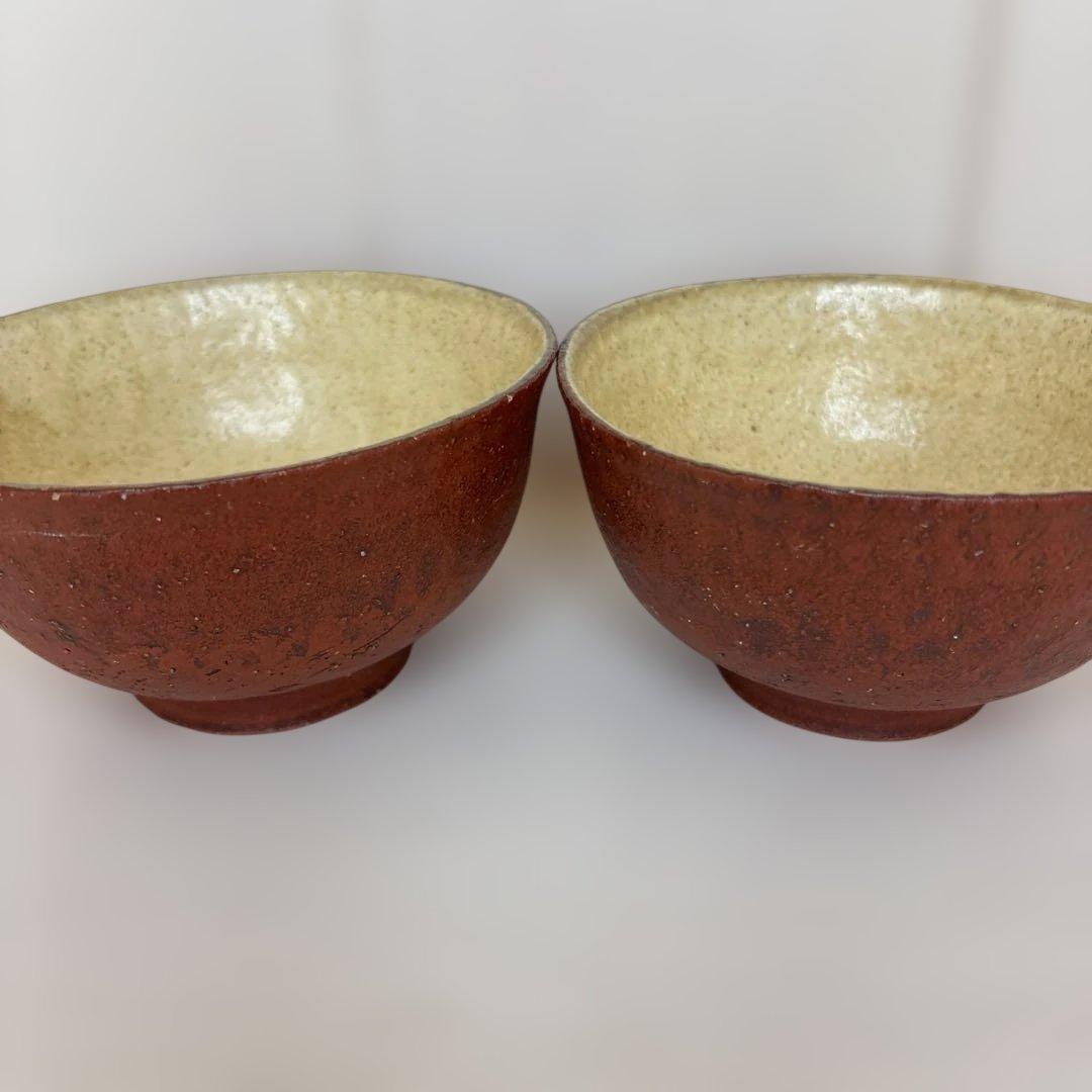 作家物　赤錆色とクリーム色の飯碗2個セット