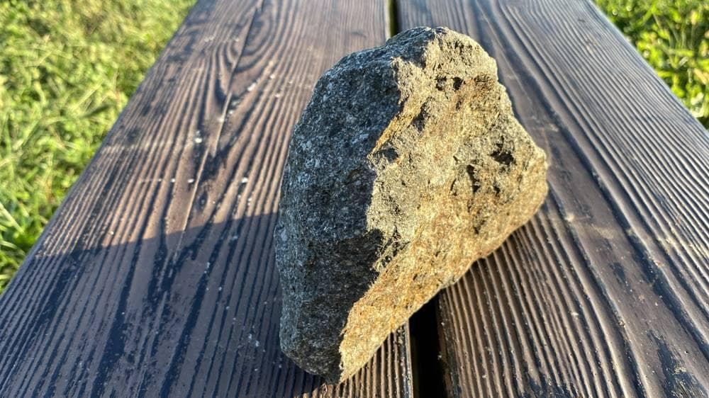 超貴重・岩手県遠野産 「遠野の銘石 角閃石」原石 1.5キロ・送料無料（＃12）