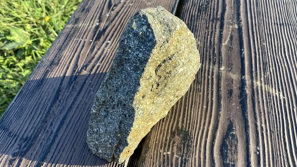 超貴重・岩手県遠野産 「遠野の銘石 角閃石」原石 1.5キロ・送料無料（＃12）