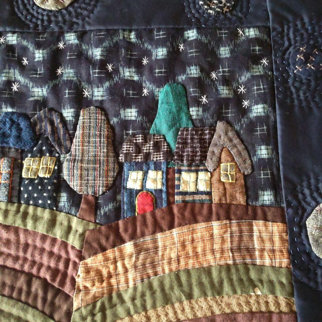 和の古布 夜の星空とハウスの町並みのタペストリー73×51㎝