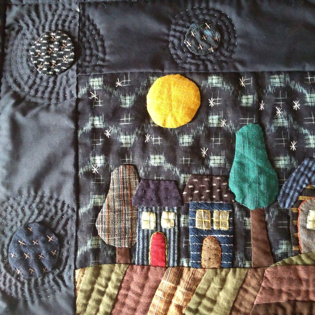 和の古布 夜の星空とハウスの町並みのタペストリー73×51㎝