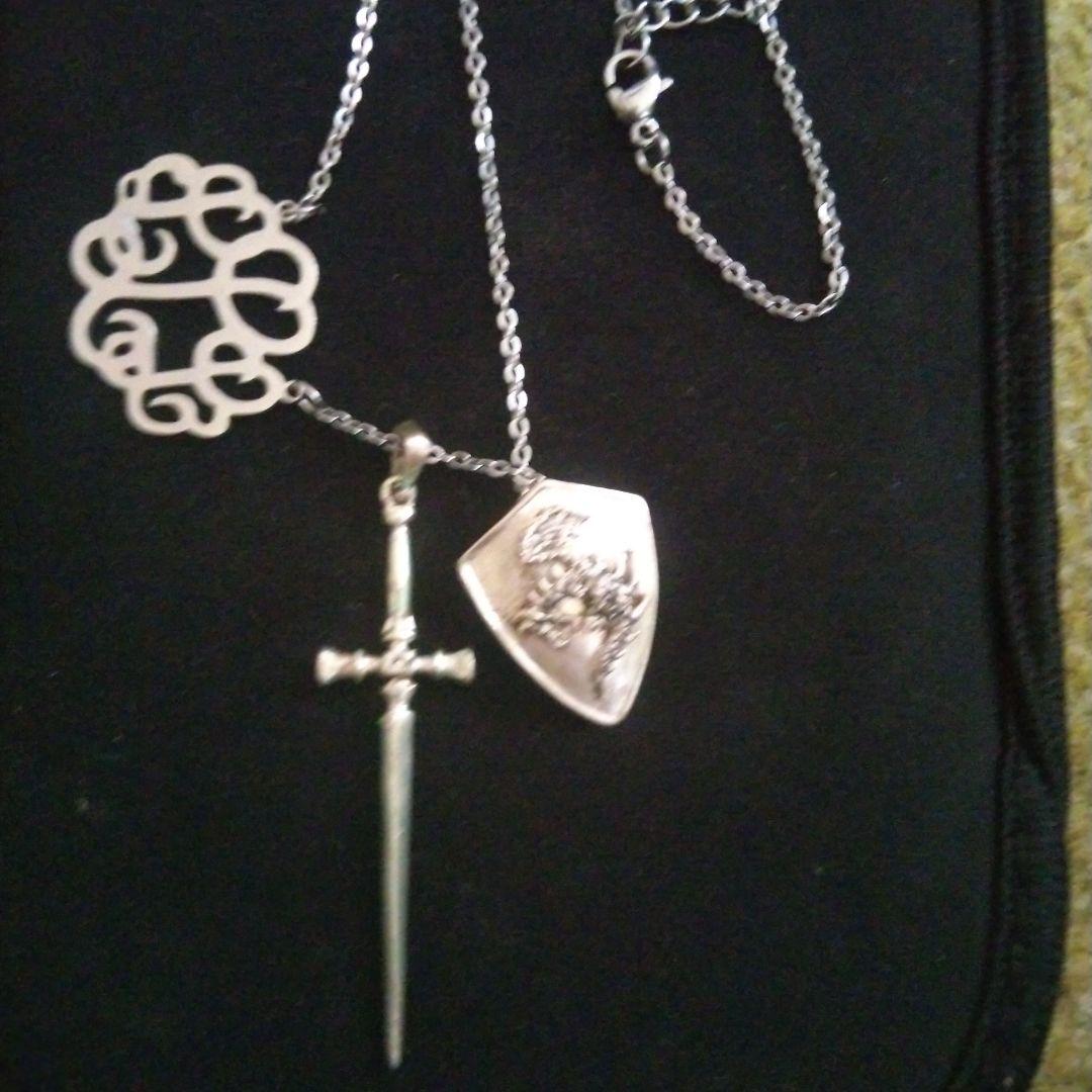 剣と盾のペンダントトップ（シルバー）ファンタジー コスプレ