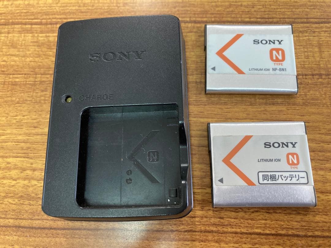 SONY デジカメ取扱説明書、充電器、バッテリー2個、SDカード、カメラケース付