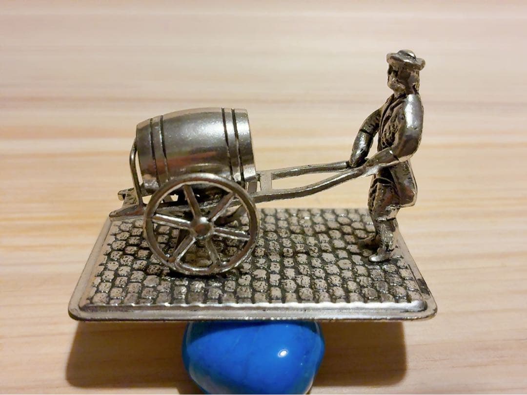 オランダHooijkaas社製、純銀835S『ミニチュア・ワイン樽運び人』