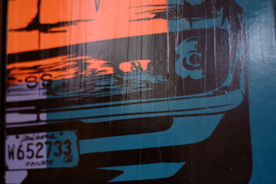 ポップアートスタイルの車と動物の絵画、黒いフレーム付き。