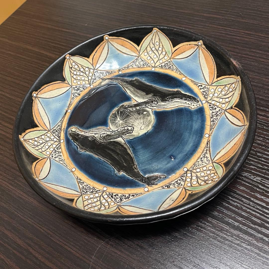 【一点物】 逃猫舎 20cm 手びねり 手描き 陶器 大皿 鯨 月 ナガスクジラ