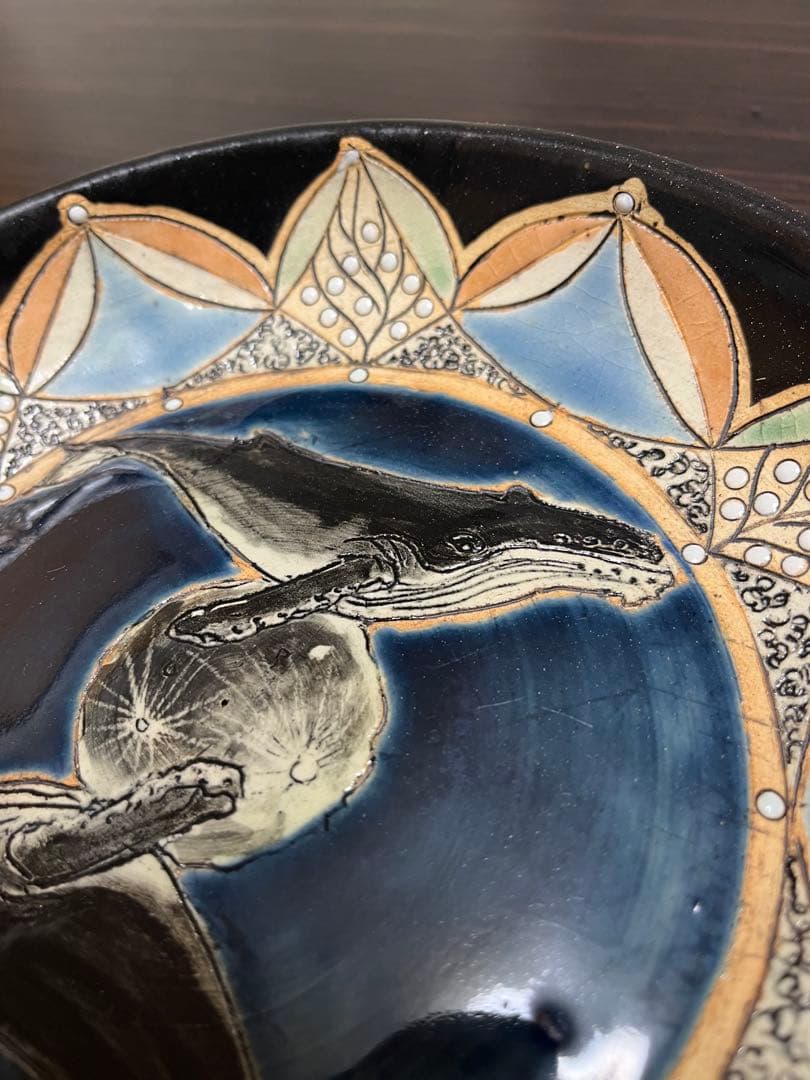 【一点物】 逃猫舎 20cm 手びねり 手描き 陶器 大皿 鯨 月 ナガスクジラ