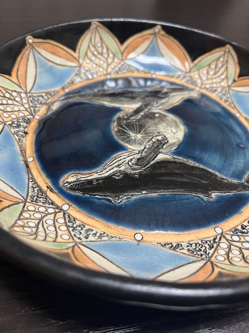 【一点物】 逃猫舎 20cm 手びねり 手描き 陶器 大皿 鯨 月 ナガスクジラ