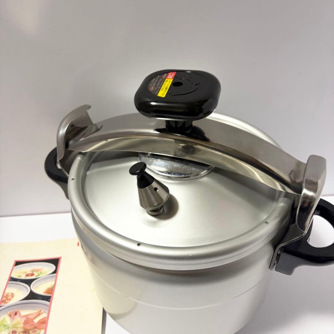 未使用品 RIKEN 家庭用圧力鍋 6.0L 圧力鍋 お料理ブック付き 理研