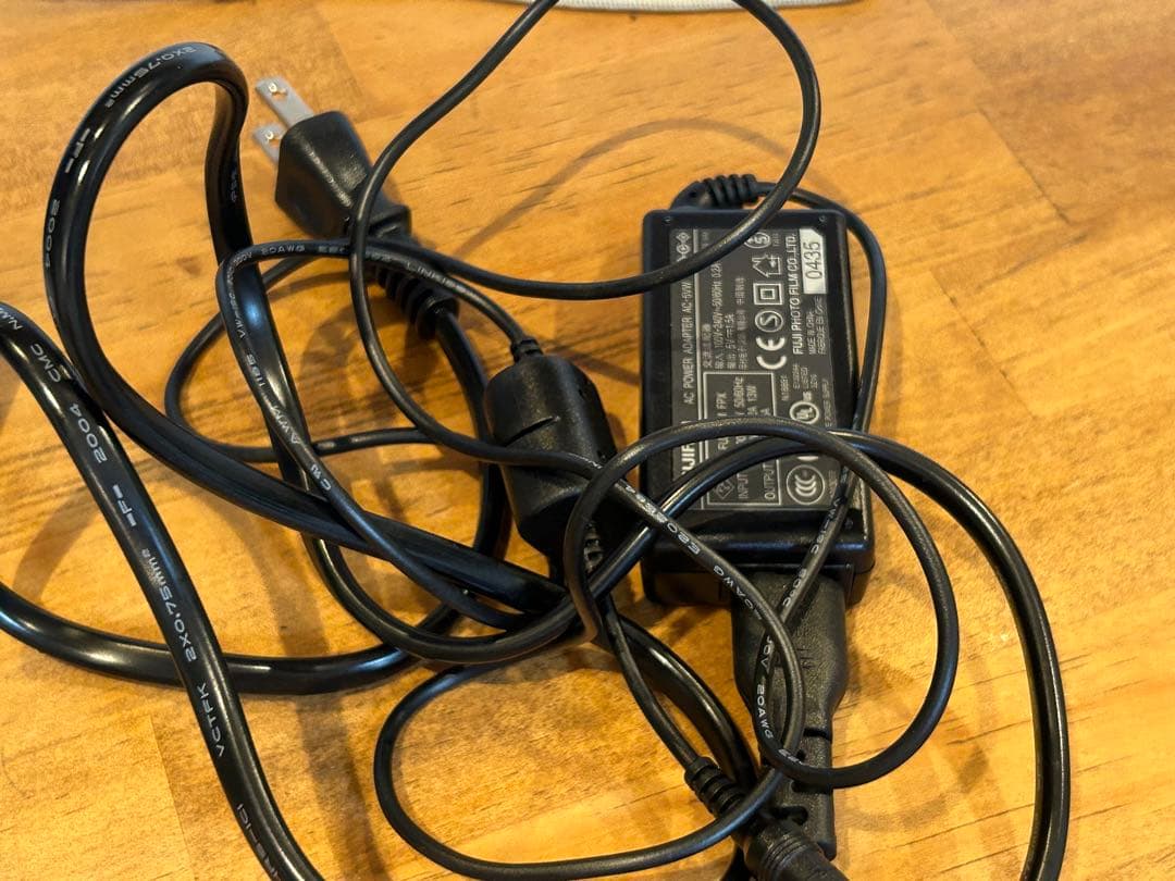 FUJIFILM FINEPIX F440 デジカメ 動作品　充電スタンド付き