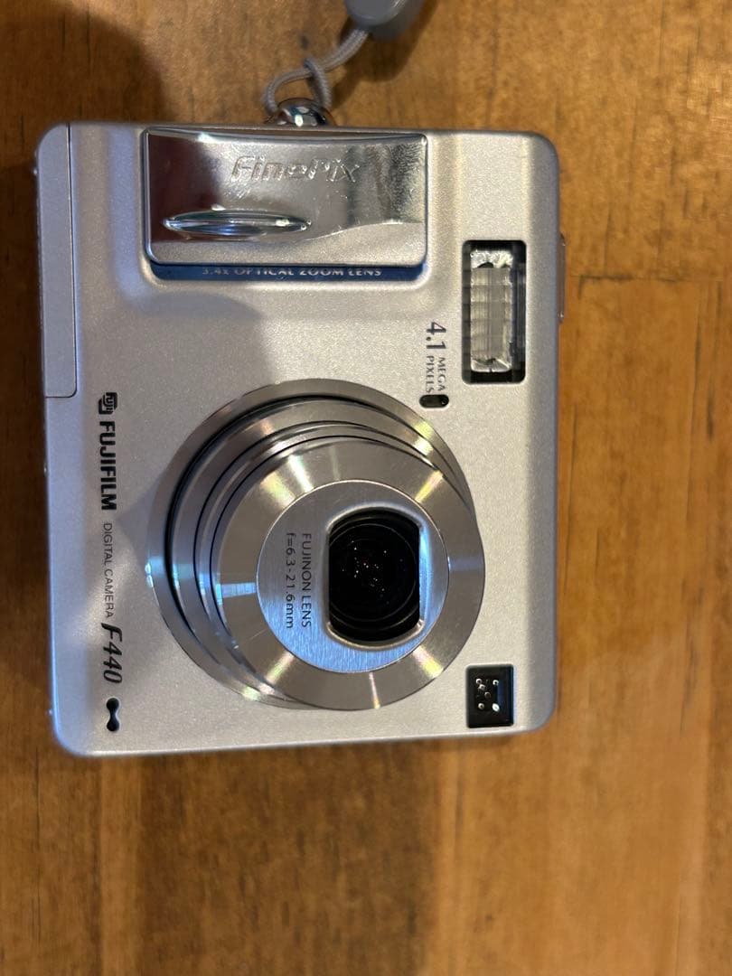 FUJIFILM FINEPIX F440 デジカメ 動作品　充電スタンド付き
