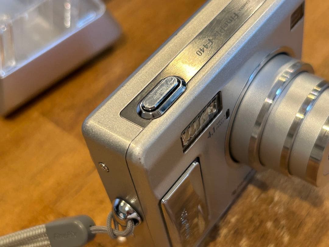 FUJIFILM FINEPIX F440 デジカメ 動作品　充電スタンド付き