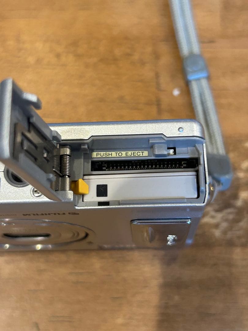 FUJIFILM FINEPIX F440 デジカメ 動作品　充電スタンド付き