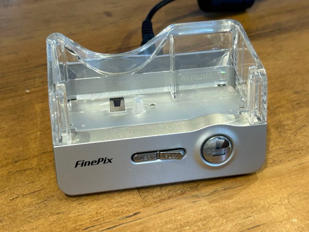 FUJIFILM FINEPIX F440 デジカメ 動作品　充電スタンド付き