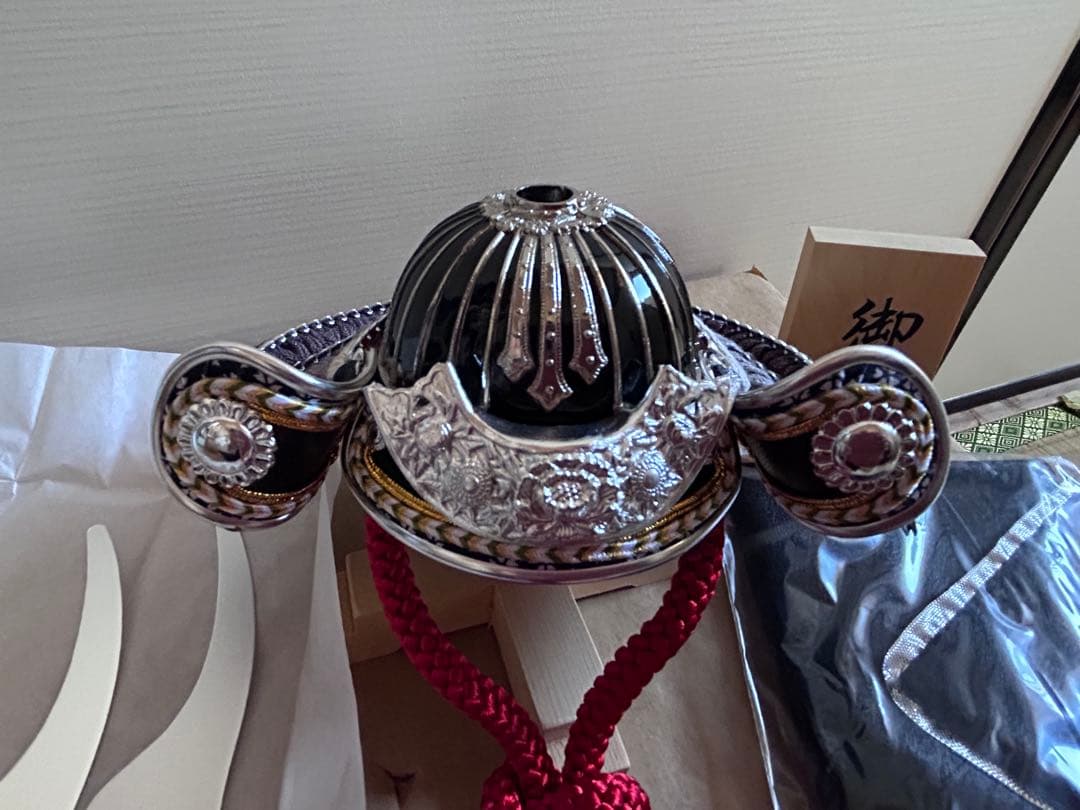 五月人形 豪華な金属製 黒銀
