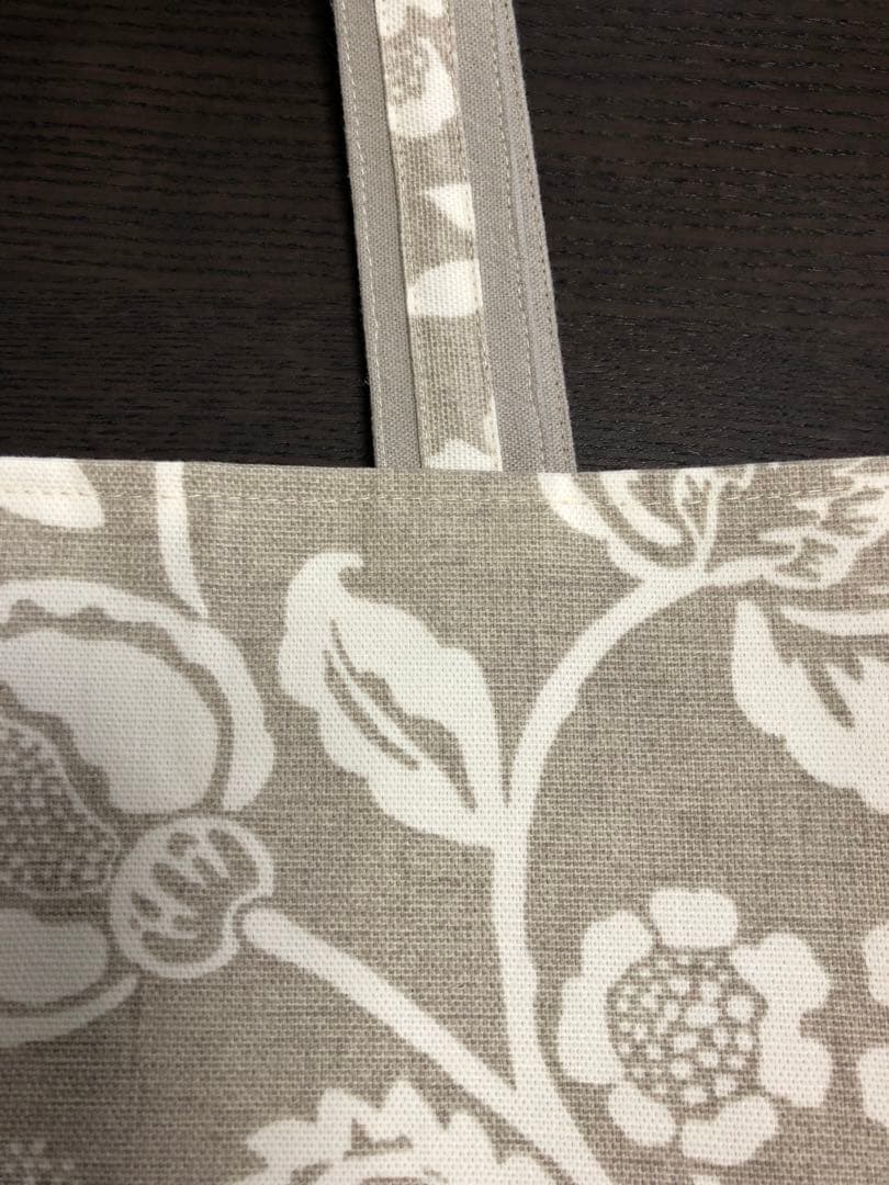 ベージュ花プリントの大きめバケツ型ショルダーバック