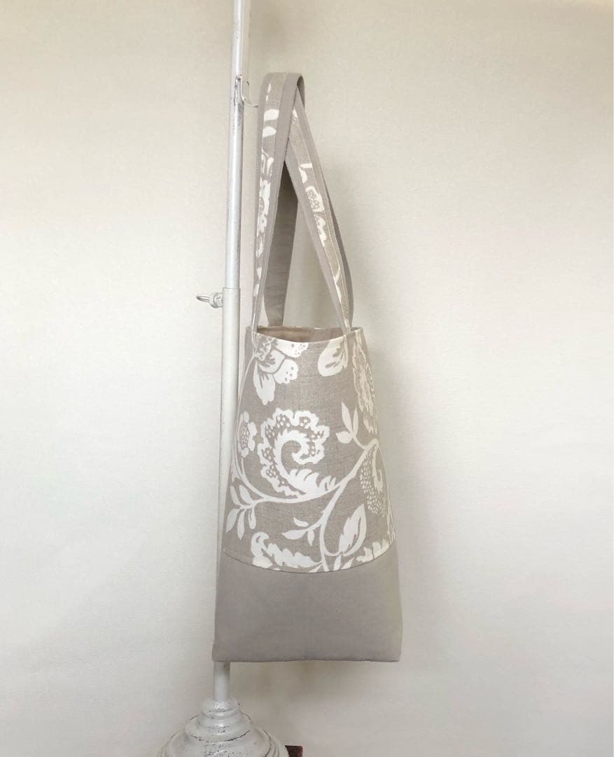 ベージュ花プリントの大きめバケツ型ショルダーバック