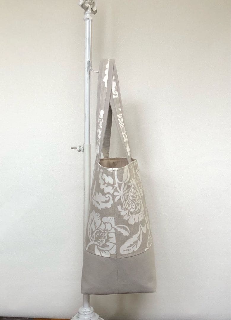 ベージュ花プリントの大きめバケツ型ショルダーバック
