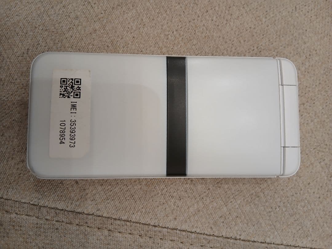 docomo 折りたたみ式携帯電話 ホワイト