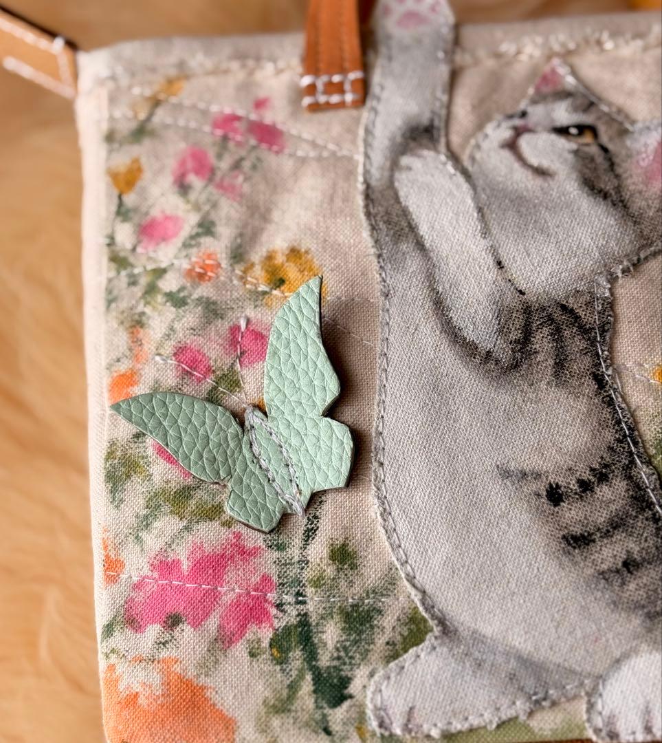 (手づくり)\"たわむれネコと宝物ねこ\"猫のアップリケハンドバッグ