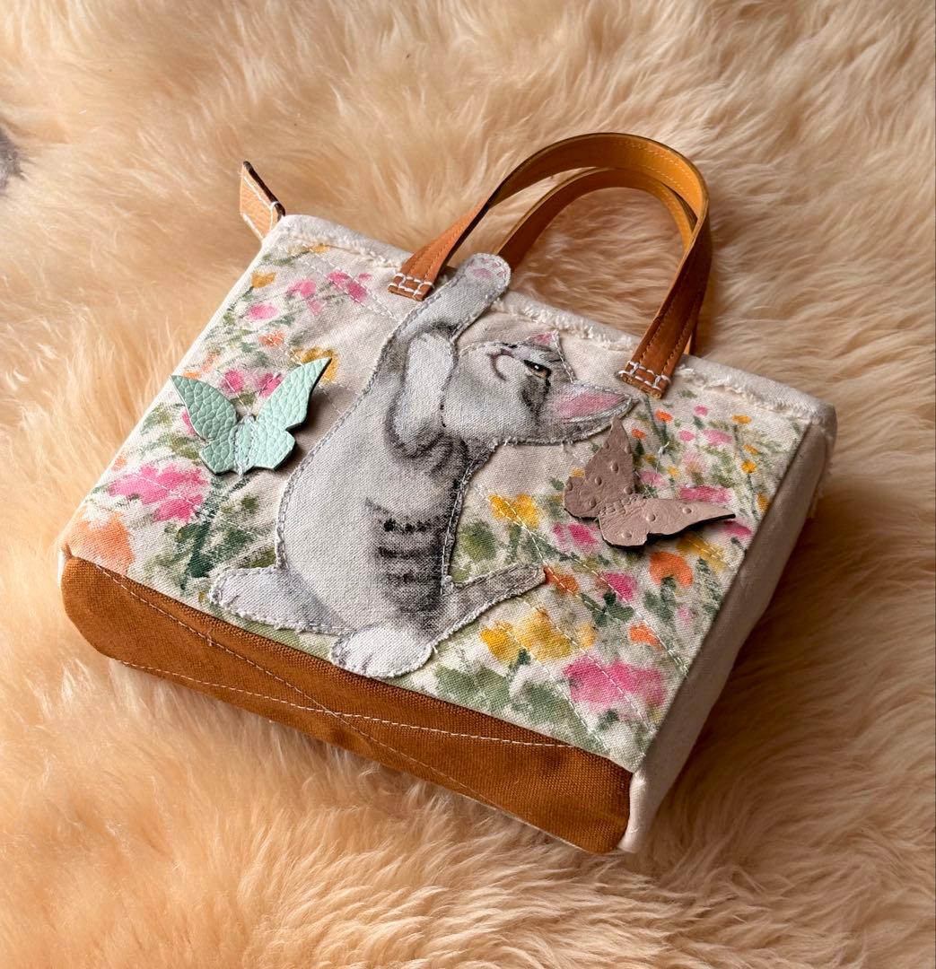 (手づくり)\"たわむれネコと宝物ねこ\"猫のアップリケハンドバッグ