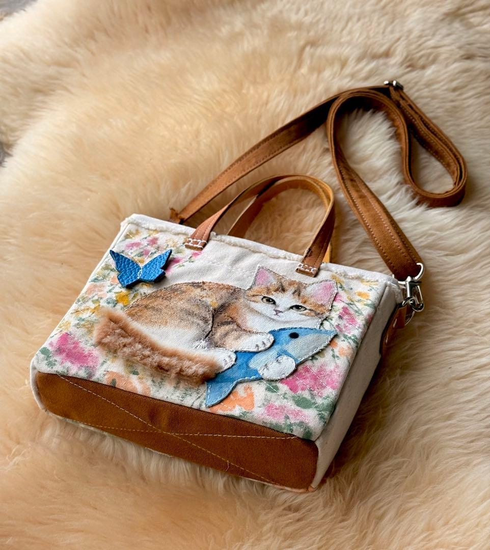(手づくり)\"たわむれネコと宝物ねこ\"猫のアップリケハンドバッグ
