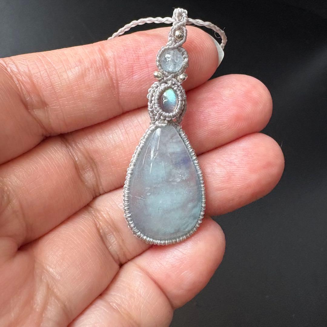 2種のアクアマリン×ラブラドライトのシンプルなマクラメネックレス