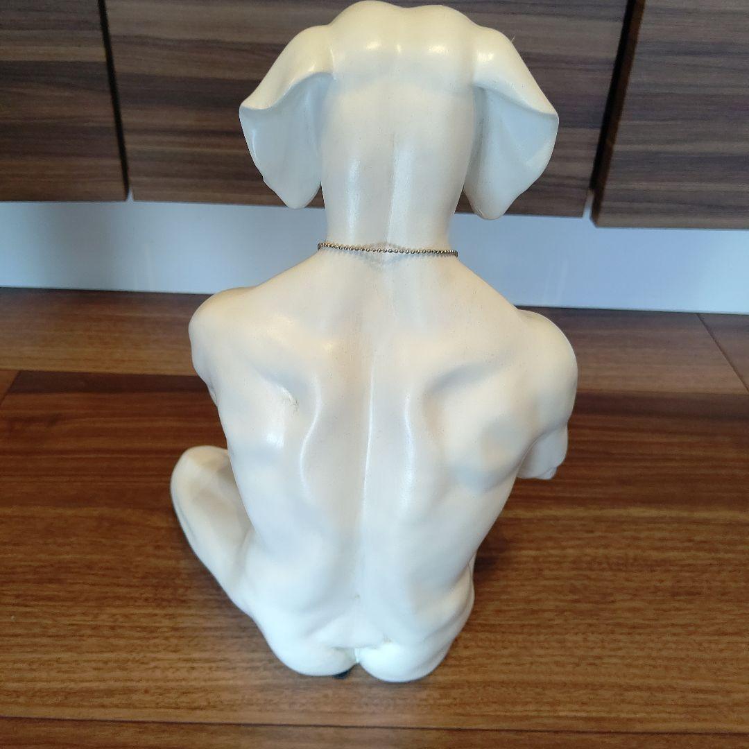 犬の頭部を持つ樹脂製彫刻