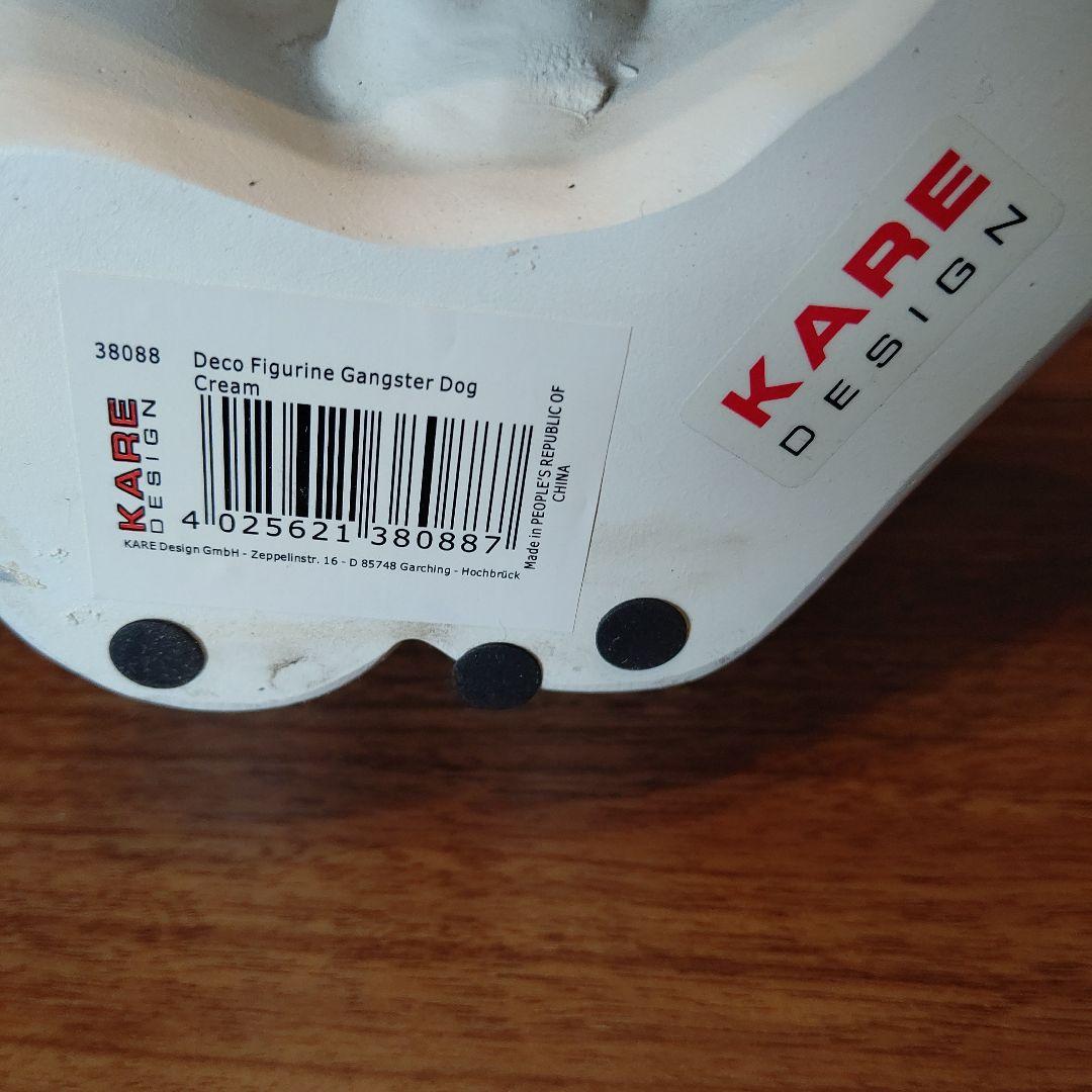 犬の頭部を持つ樹脂製彫刻