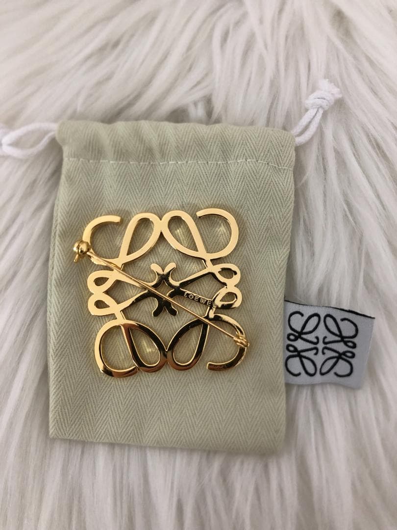 エレガントLOEWE ゴールド　ブローチ　クリスタル　キラキラ　レディース