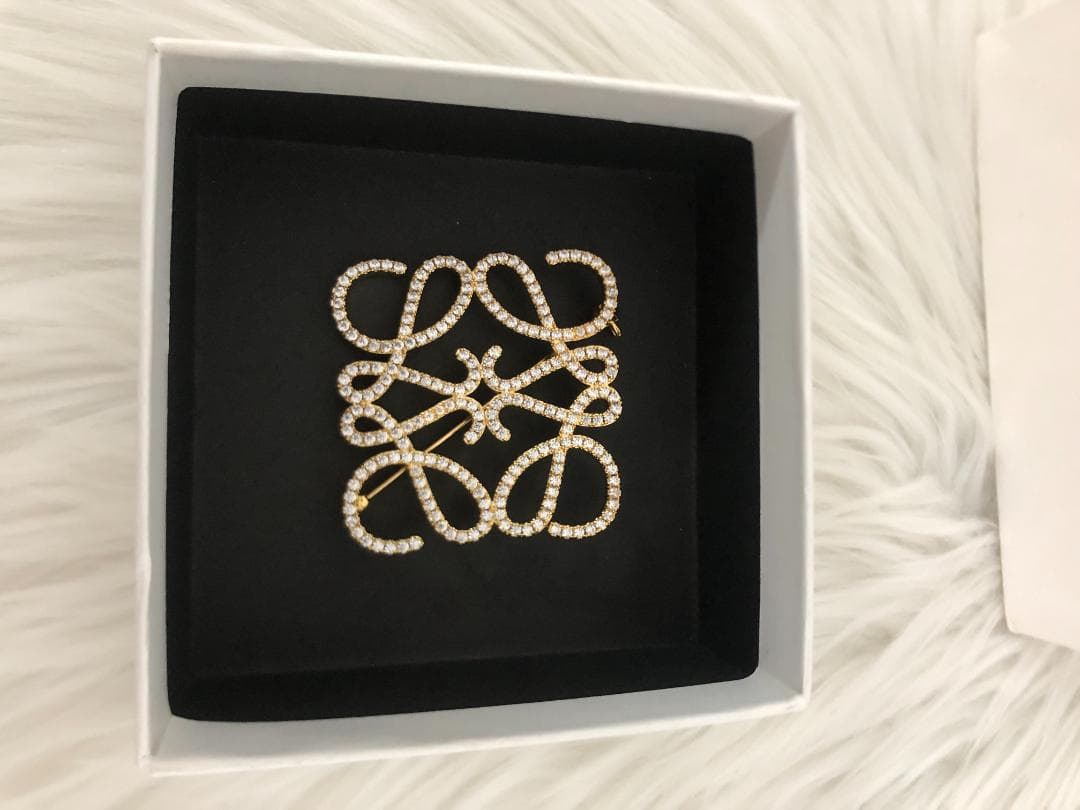 エレガントLOEWE ゴールド　ブローチ　クリスタル　キラキラ　レディース