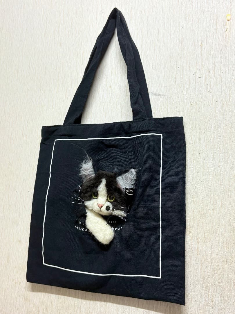 羊毛フェルト　飛び出した黒白猫トートバッグ【ハンドメイド