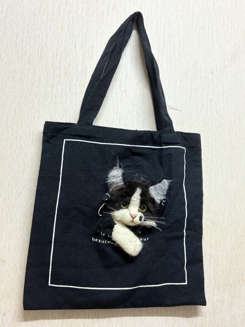 羊毛フェルト　飛び出した黒白猫トートバッグ【ハンドメイド