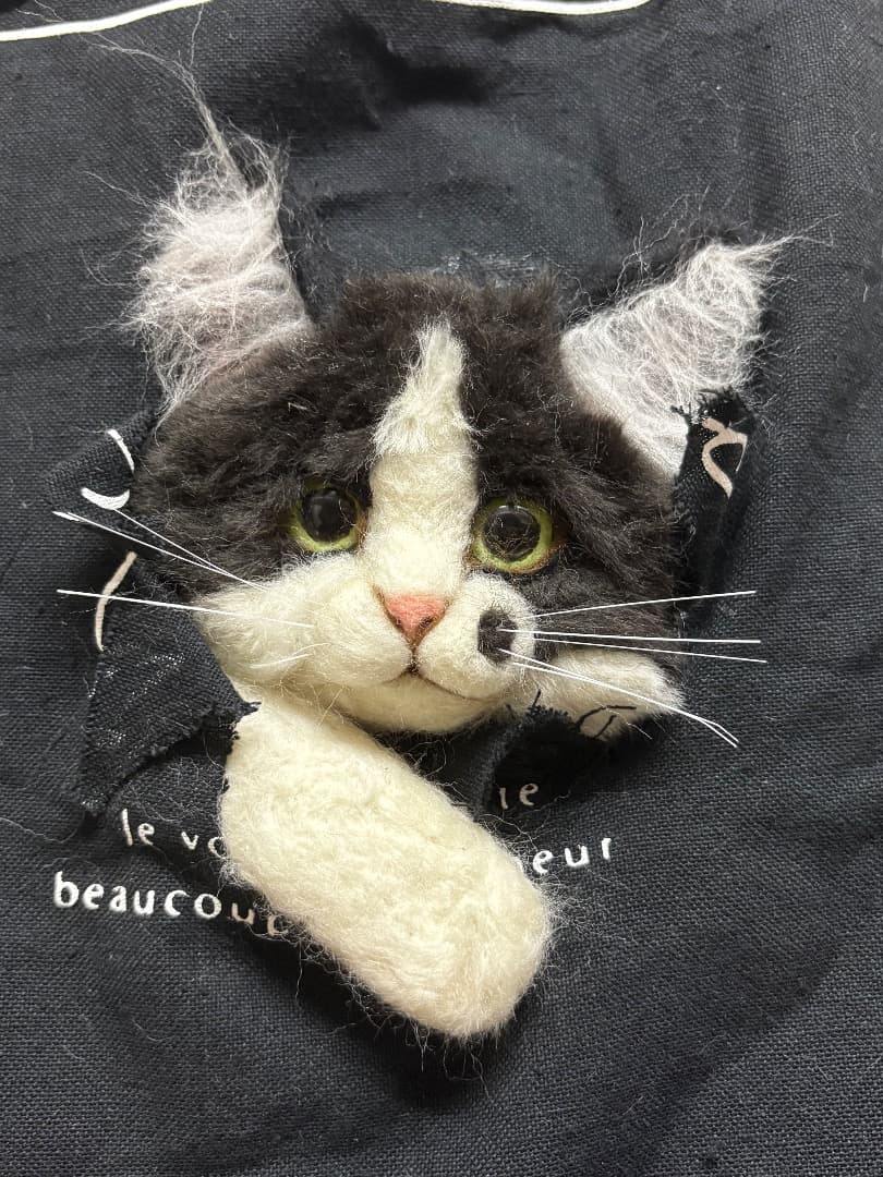 羊毛フェルト　飛び出した黒白猫トートバッグ【ハンドメイド