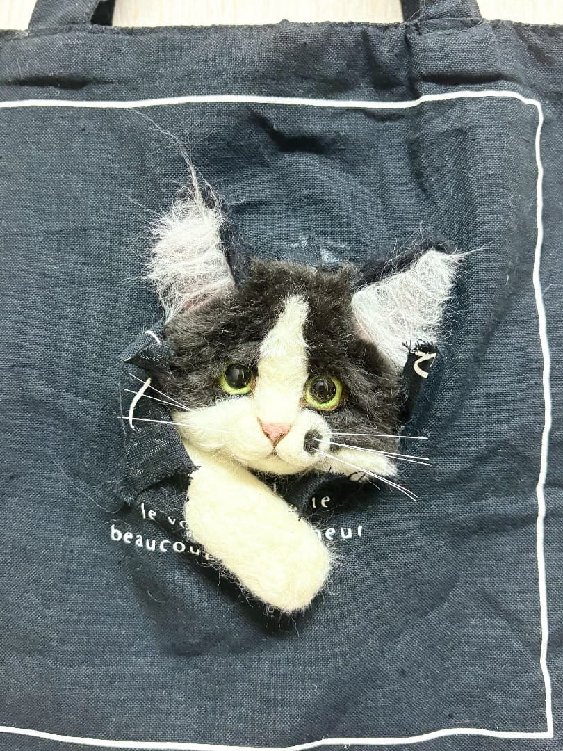 羊毛フェルト　飛び出した黒白猫トートバッグ【ハンドメイド