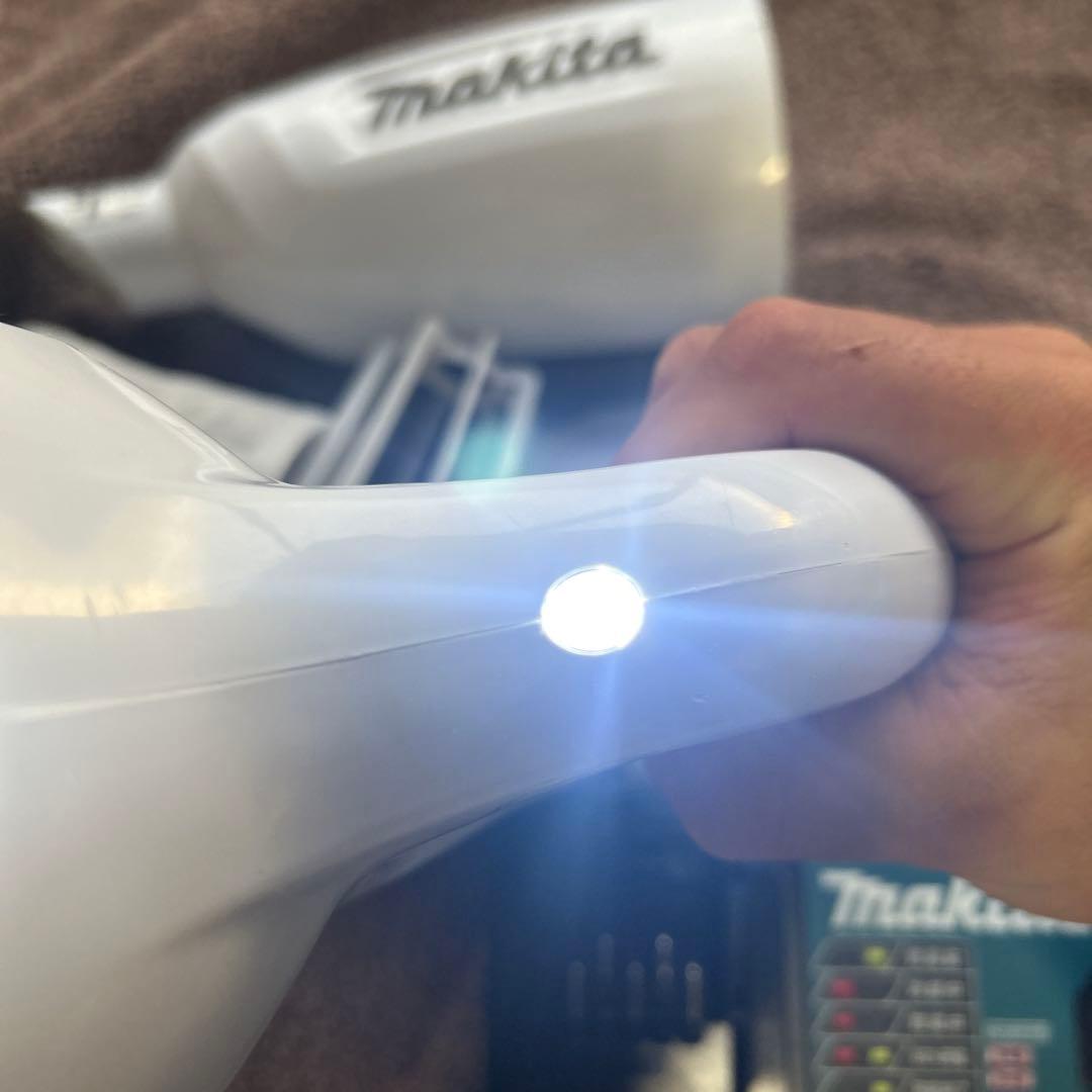 マキタ　掃除機　CL106FD