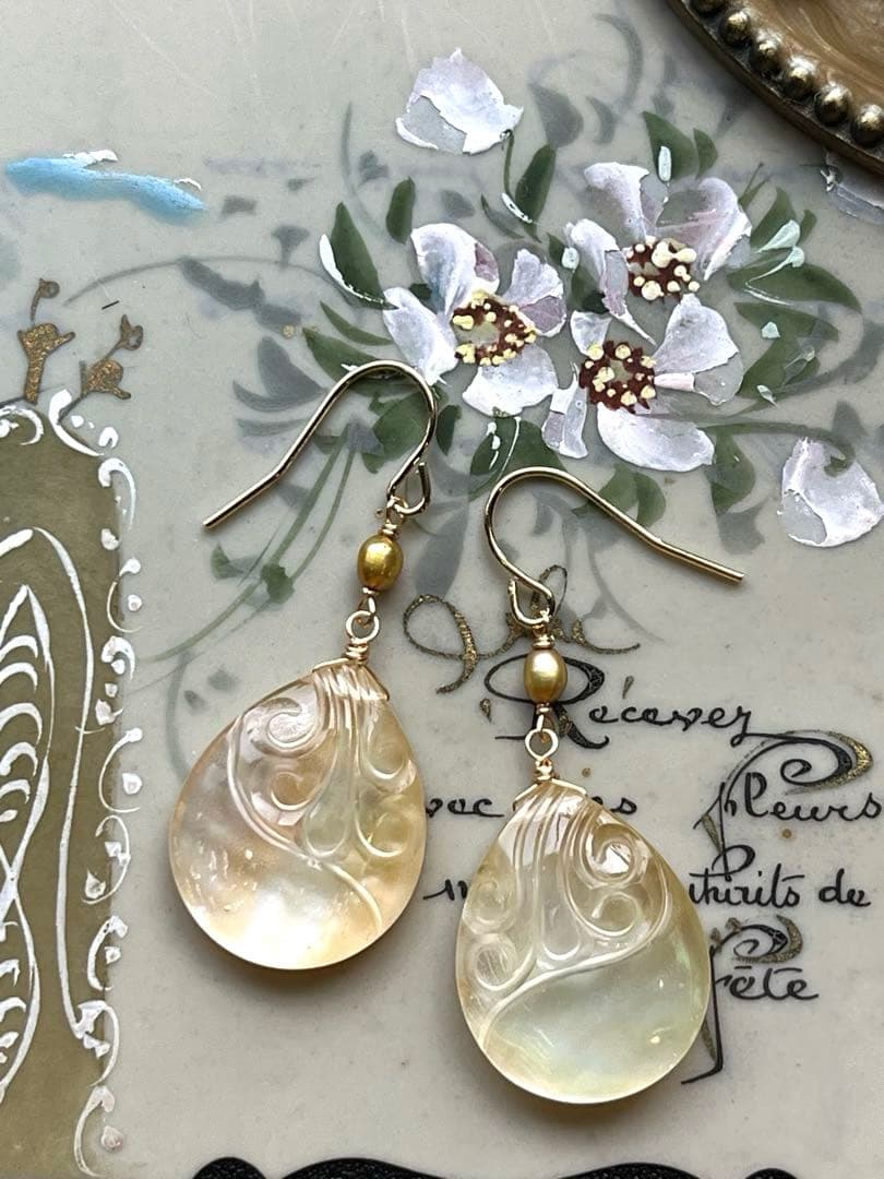 イエローMOP＆水晶スクロールカービング＊ピアスorイヤリング