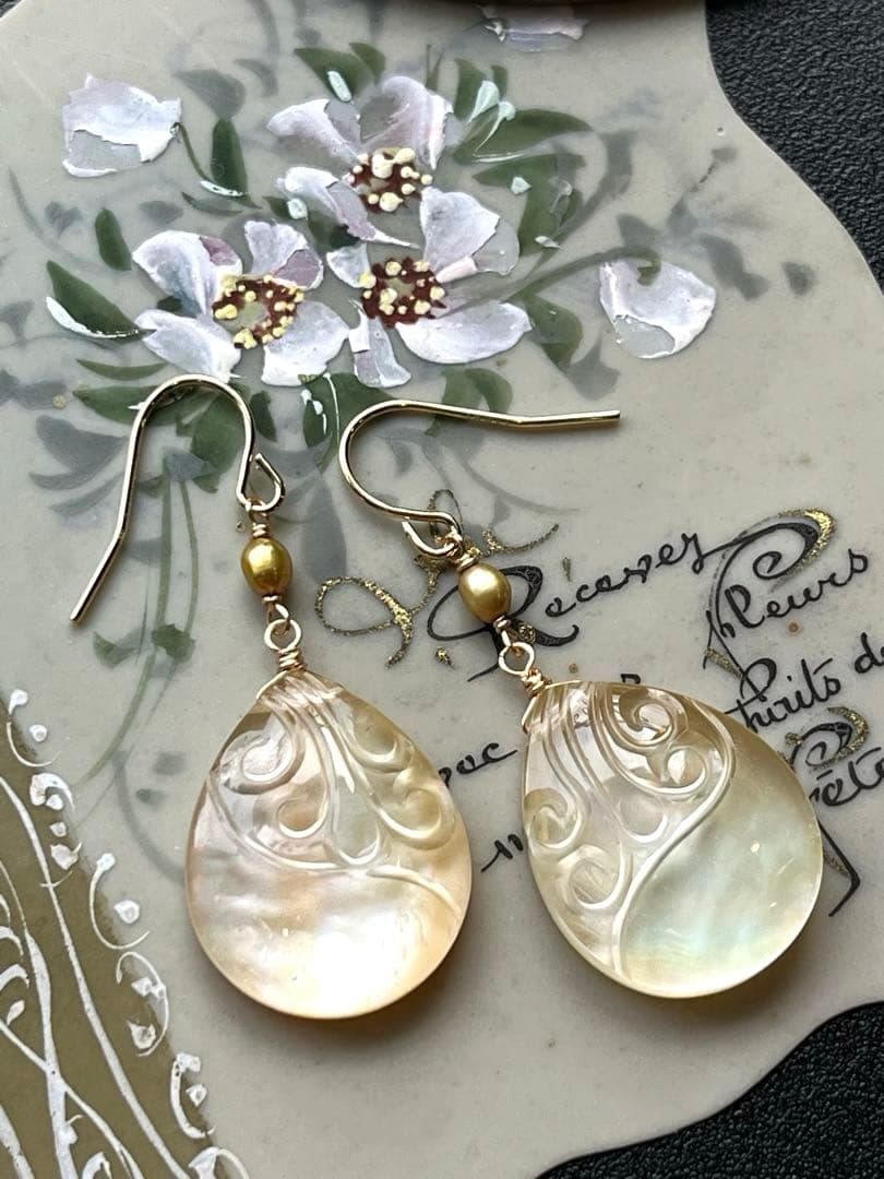 イエローMOP＆水晶スクロールカービング＊ピアスorイヤリング