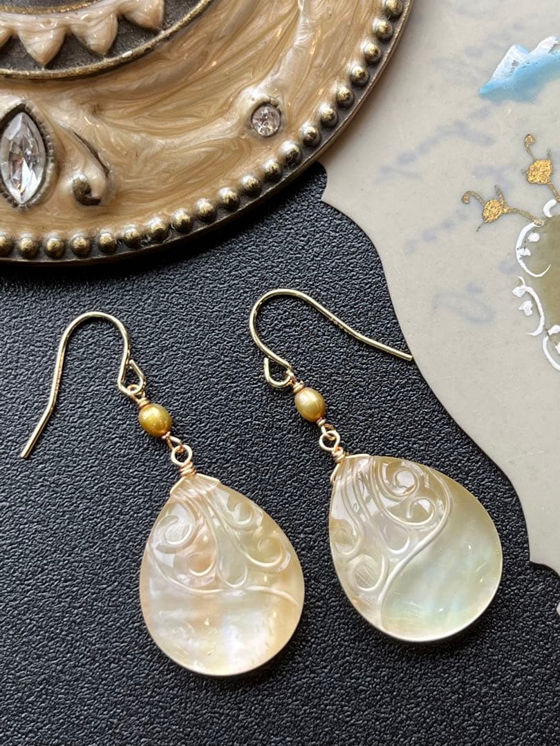 イエローMOP＆水晶スクロールカービング＊ピアスorイヤリング