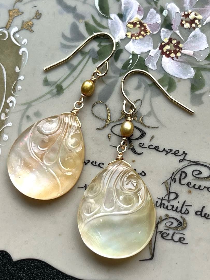 イエローMOP＆水晶スクロールカービング＊ピアスorイヤリング