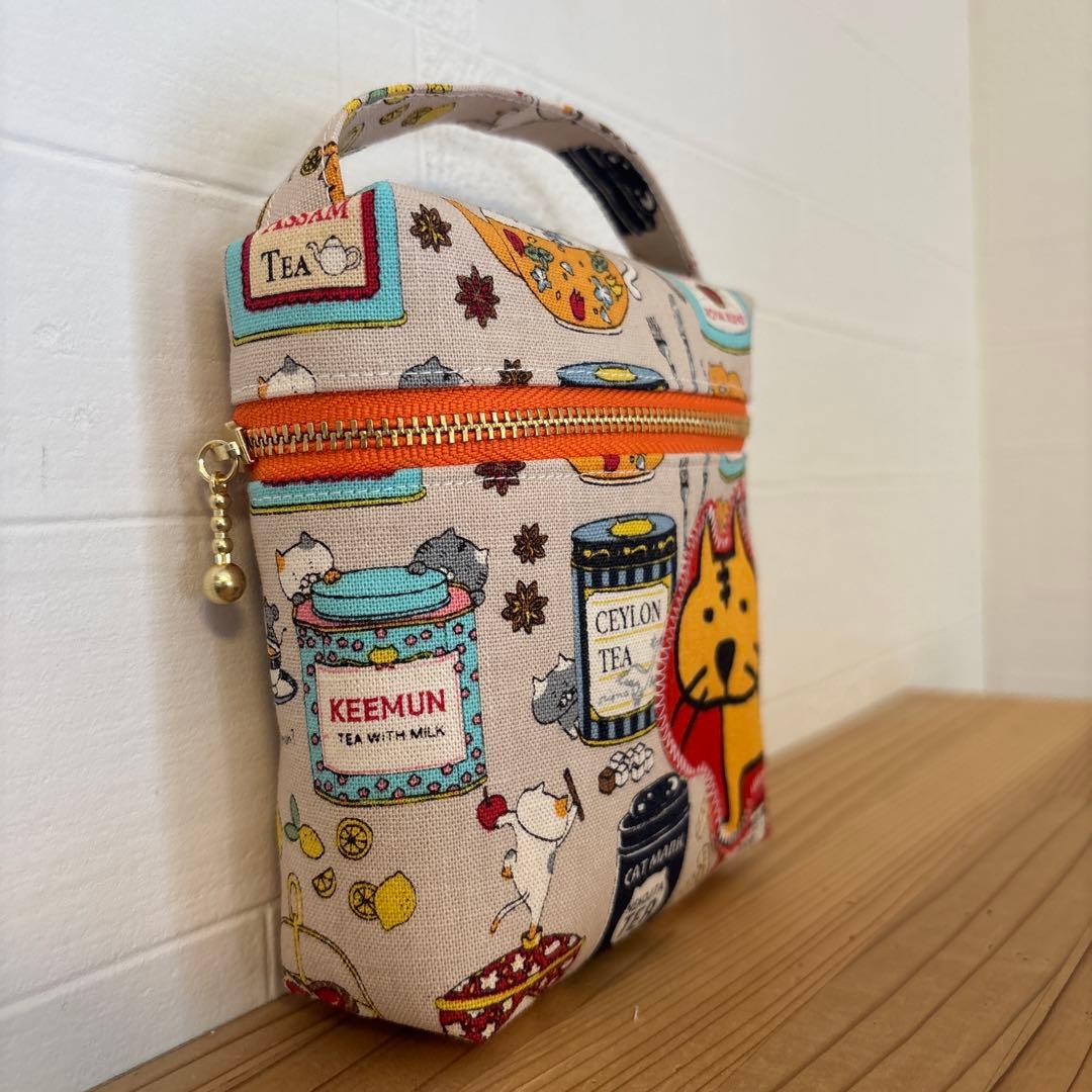 感謝価格　SALE 猫柄　持ち手付き縦型ポーチ　20cmファスナー　ハンドメイド